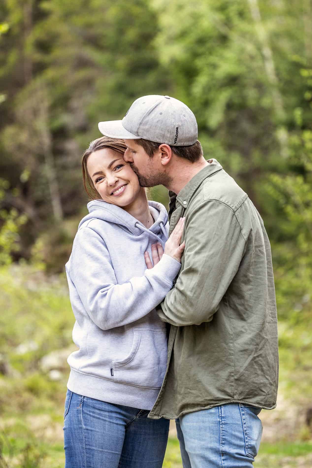 Ungt par i naturen, kjærlighet og lykke, utendørs foto.
