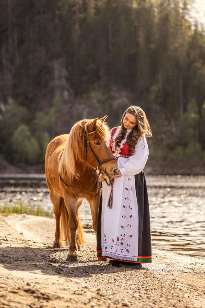 Konfirmantbilder Vegårshei,Konfirmasjonsfotograf Sørlandet,Konfirmasjonsfotograf Gjerstad,Konfirmantbilder med bunad,Bilder konfirmasjon Åmli